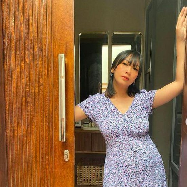 <p>Selama hamil anak keempat, Nola B3 jadi punya hobi bersih-bersih rumah dan nonton drama Korea, Bunda. (Foto: Instagram @riafinola)</p>