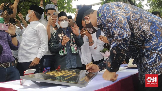 Gubernur DKI Jakarta Anies Baswedan menyatakan pembangunan Masjid At Tabayyun sesuai ketentuan dan mempersilakan warga menggugat jika tidak terima.