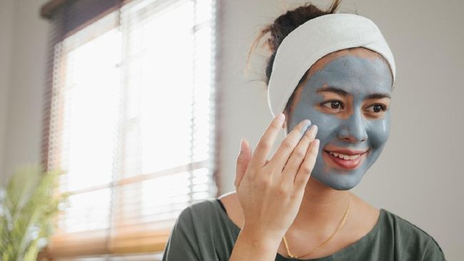 Tak semua masker wajah aman untuk kulit. Ada beberapa bahan masker wajah yang berbahaya untuk kulit, yang perlu Anda hindari.