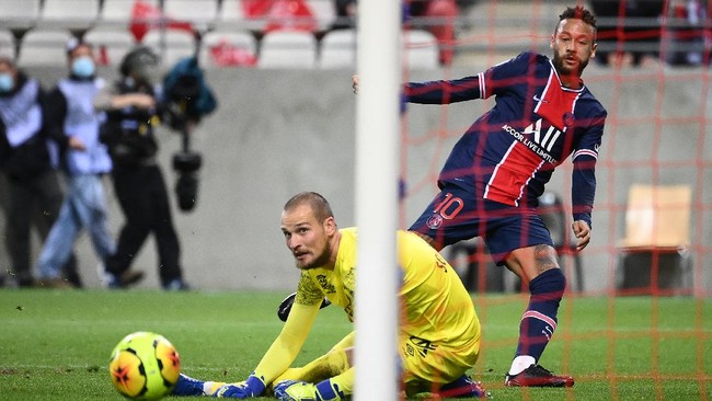 Kiper Reims Predrag Rajkovic hanya bisa pasrah gawangnya dibobol trio MMN: Lionel Messi, Kylian Mbappe, Neymar pada laga debut Messi bersama PSG.