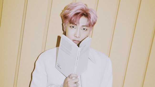 ARMY mengecam artikel Billboard yang menuliskan tuduhan bahwa ARMY memanipulasi tangga lagu Billboard untuk menangkan BTS.