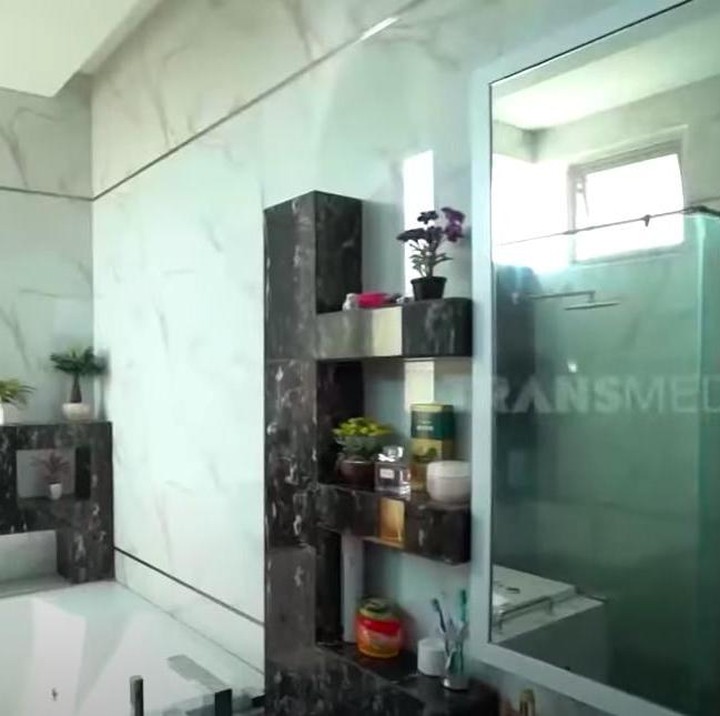 <p>Kamar mandi rumah Cece Bakmi juga luas dan memiliki kesan mewah karena lantainya dari marmer. Terdapat bilik khusus dari kaca untuk shower, dan bathub besar. (Foto: YouTube Trans7 Official)</p>