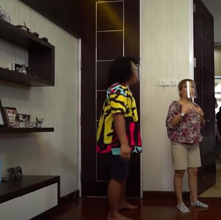 <p>Ini bagian kamar tidurnya, terdapat beberapa pajangan koleksi tas dan sepatu di sana. Lalu, di bagian kamar tidurnya juga terdapat connecting door yang menghubungkan dengan kamar anaknya, Bunda. (Foto: YouTube Trans7 Official)</p>