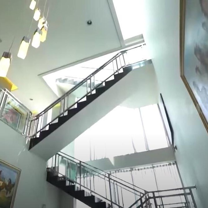 <p>Di komplek perumahannya, rumahnya lah yang paling mencolok karena paling tinggi sendiri, Bunda. Rumahnya yang tinggi itu terdiri dari empat lantai. (Foto: YouTube Trans7 Official)</p>