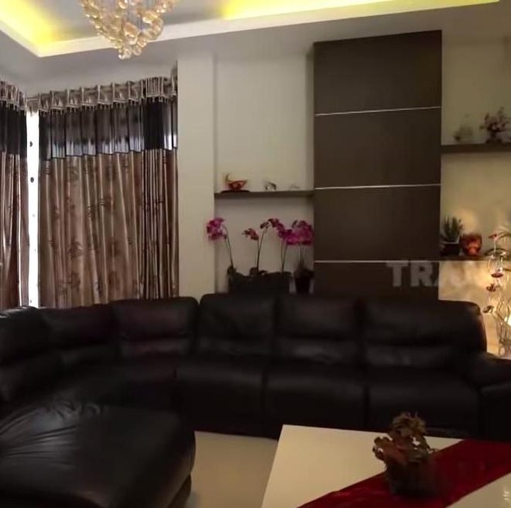 <p>Bagian ruang tamunya, desain interiornya seperti di bar atau pub. Lalu, terdapat sofa kulit seharga Rp50 jutaan. (Foto: YouTube Trans7 Official)</p>