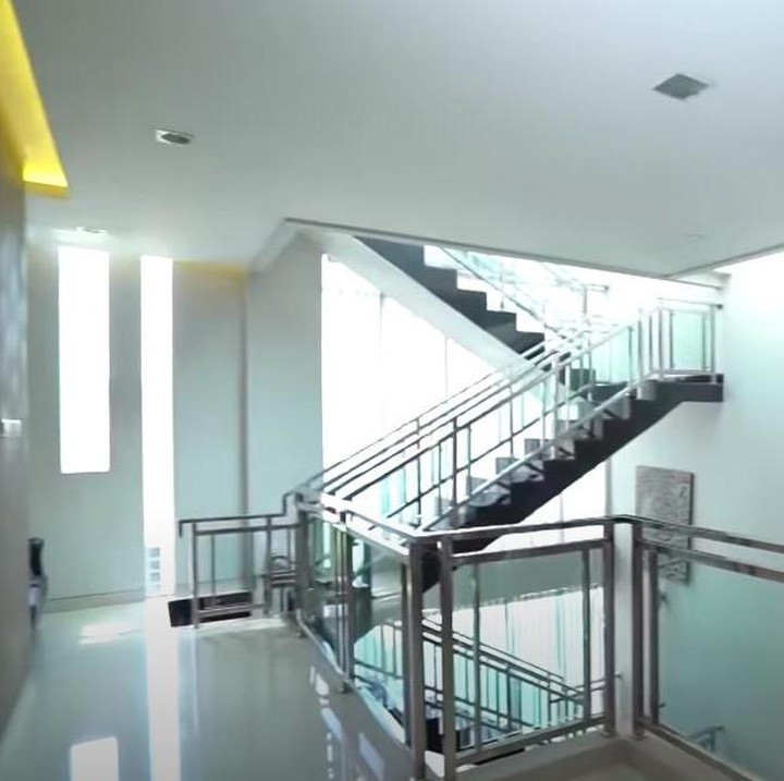 <p>Bagian di lantai dua, tangga terdapat di sisi samping untuk memudahkan naik turun dari lantai satu ke empat. (Foto: YouTube Trans7 Official)</p>