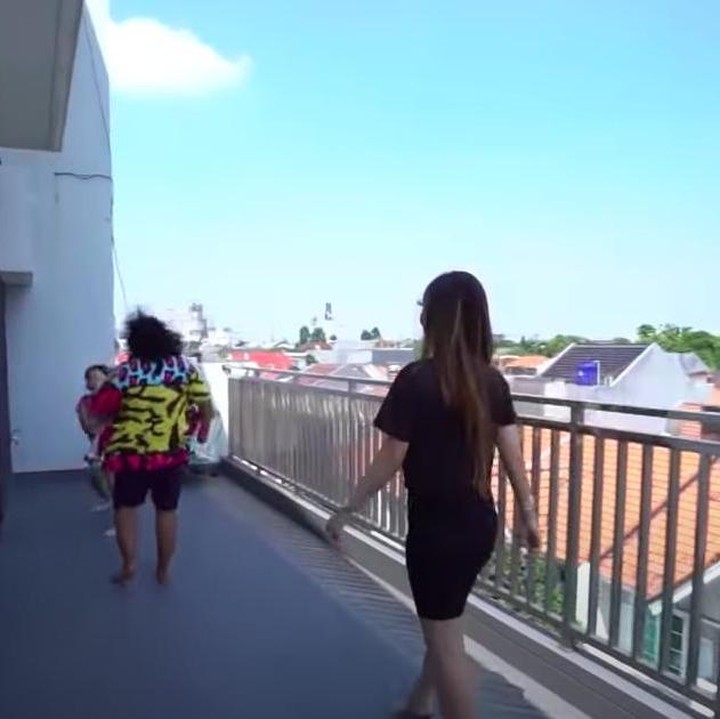 <p>Rumahnya memiliki dua balkon, balkon yang ini terletak di lantai empat, Bunda. Luas banget ya? (Foto: YouTube Trans7 Official)</p>