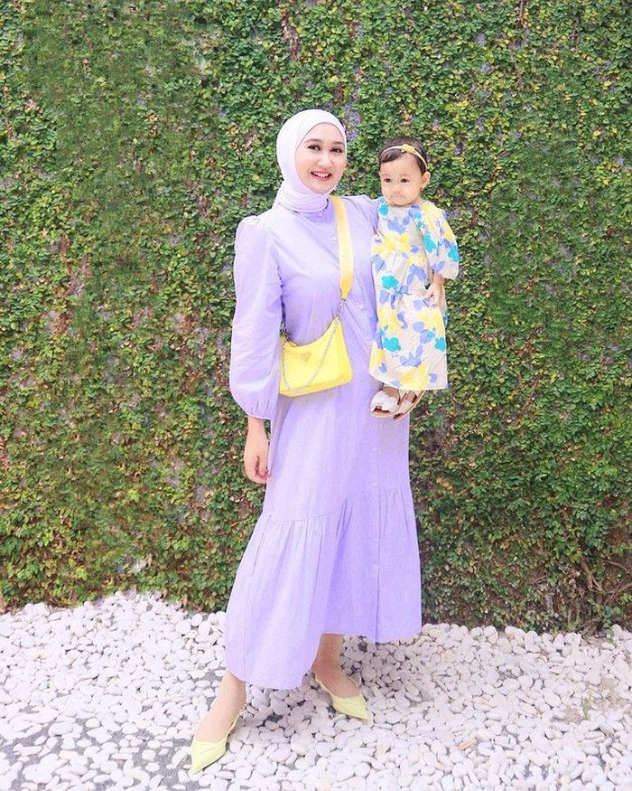 Sebagai seorang desainer, Dian memang ahlinya dalam mix and match terlebih untuk soal mendandani putrinya. Lihat, nih. Mereka terlihat sangat manis dengan outfit berwarna lilac dan dress bunga yang dikenakan Rumi. Gemas ya! /Foto:@dianpelangi