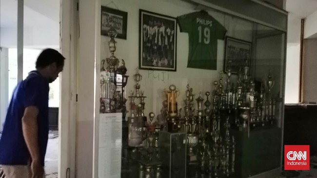 Bonek Mania geram usai mendengar kabar penjarahan di Wisma Persebaya. Rencananya ratusan trofi yang tersimpan akan dievakuasi ke kantor Gelora 10 November.