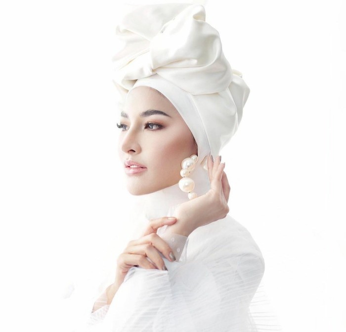 Tampak memukau mengenakan style serba putih, owner MS Glow satu ini terlihat elegan dan modis. Style hijab ini bisa digunakan untuk menghadiri acara formal. (foto: Instagram.com/ shandypurnamasari)