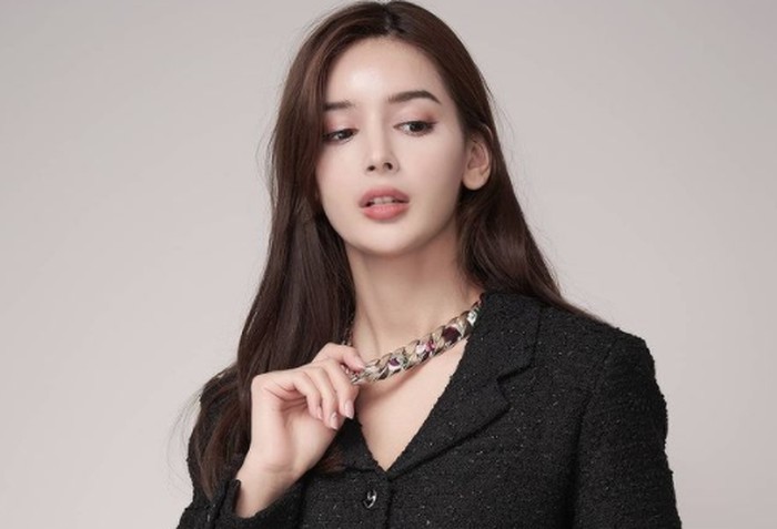Tidak disangka, setelah beberapa waktu jadi mahasiswi pertukaran pelajar, Vida semakin jatuh cinta dengan Korea. Ia merasa cocok tinggal dan memutuskan merintis karier di sana. (Foto: Instagram.com/imvidaaa)