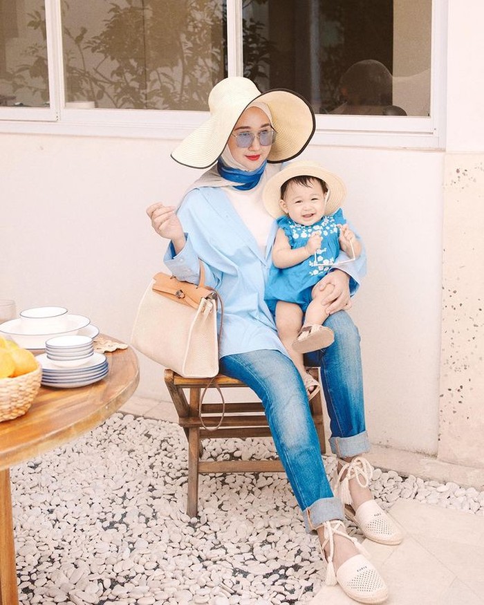 Pada 16 Agustus 2020, Dian melahirkan anak perempuan bernama Maika Rumaisha Al-Aqsa Nasution atau Rumi yang kini berusia 1 tahun. Ia terlihat sangat antusias menggunakan outfit berwarna sama dengan sang buah hati. Kali ini, untuk mengobati rasa rindu travelling ke pantai, mereka mengenakan outfit pantai lengkap dengan topinya. Dengan nuansa biru, mereka terlihat kompak dan adem ya? /Foto:@dianpelangi