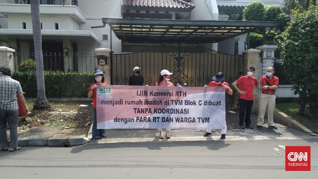Aksi sejumlah warga dilakukan bertepatan dengan kegiatan peletakan batu pertama masjid di Meruya yang dijadwalkan dihadiri oleh Gubernur DKI Anies Baswedan.