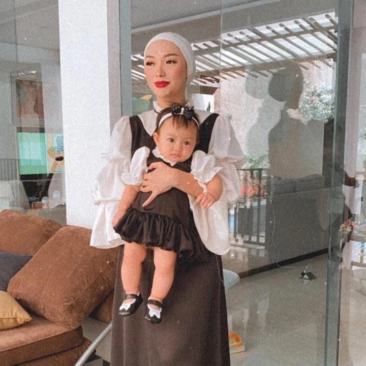 <p>Terlahir prematur di usia 8 bulan, Arsila Bungalia Sirkiani berada dalam keadaan sehat walafiat, Bunda. Putri kecil Zaskia dan Sirajuddin tumbuh menjadi balita menggemaskan. (Foto: Instagram @sirajuddinmahmudsabang)</p>