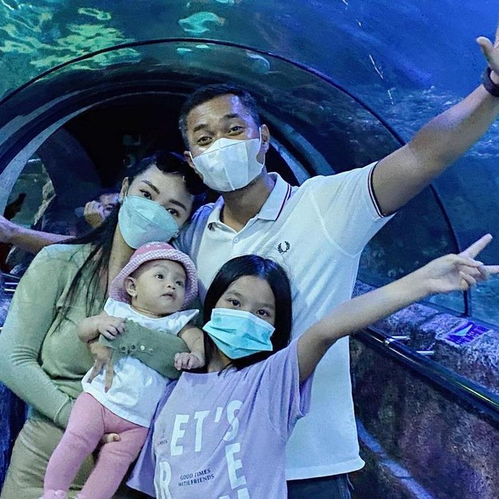 <p>Kebahagiaan keluarga kecil Zaskia Gotik terasa semakin lengkap dengan kehadiran Arsila. Mereka tak pernah absen mengabadikan foto ketika sedang liburan nih. (Foto: Instagram @sirajuddinmahmudsabang)</p>