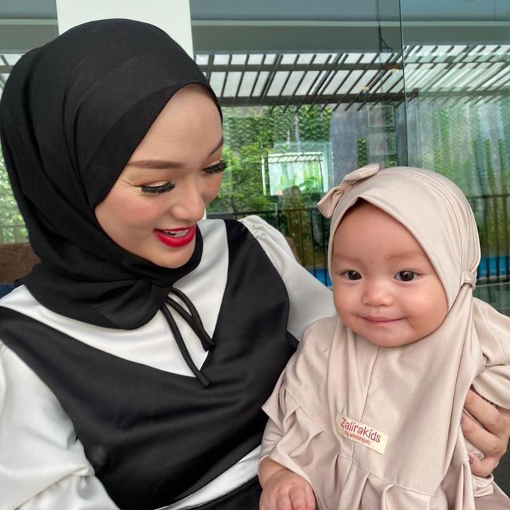 <p>Bayi bernama Arsila Bungalia Sirkiani itu kini sudah tumbuh besar, Bunda. Makin cantik pula seperti ibunda. (Foto: Instagram @sirajuddinmahmudsabang)</p>