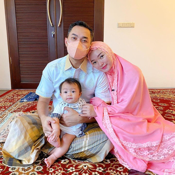 <p>Zaskia Gotik tengah menikmati perannya sebagai Bunda. Ia melahirkan anak pertama dari Sirajuddin Machmud pada 7 November 2020 lalu secara normal. Sirajuddin diketahui merupakan pengusaha asal Kalimantan Timur. (Foto: Instagram @sirajuddinmahmudsabang)</p>