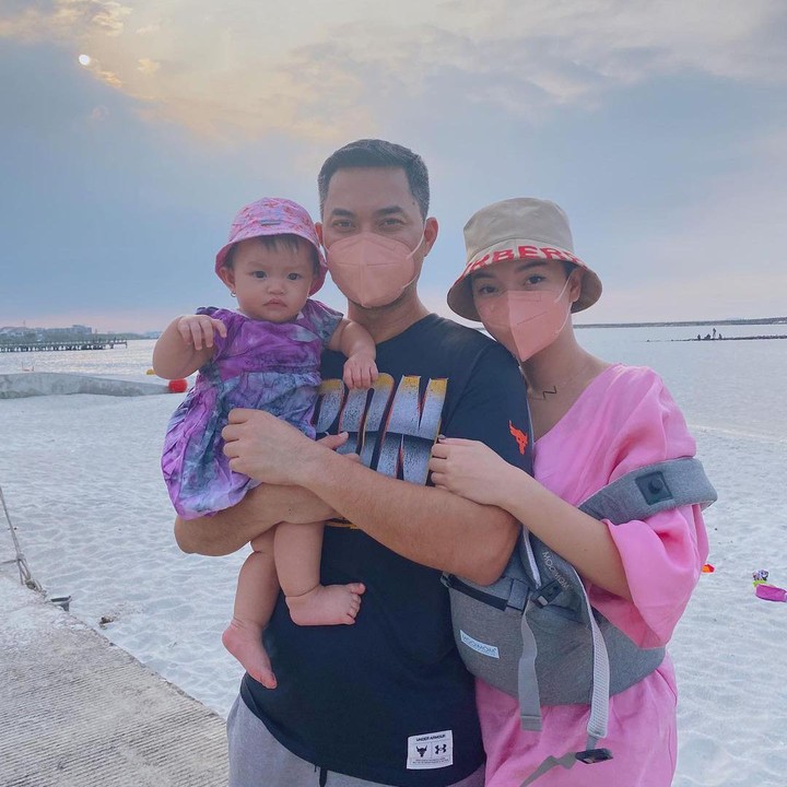<p>Pasangan yang menikah pada 1 Juni 2020 itu tampak semakin bahagia dengan kehadiran putri pertama mereka. Keduanya sering mengunggah potret bersama bayi mungil itu ketika sedang jalan-jalan. (Foto: Instagram @sirajuddinmahmudsabang)</p>