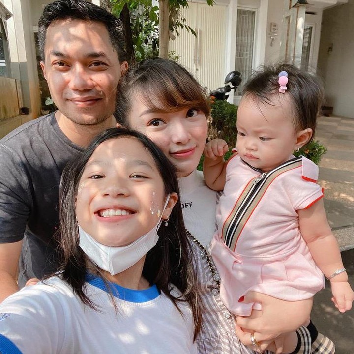 <p>Dengan lahirnya Arsila, Zaskia Gotik berstatus menjadi Bunda dua anak. Ia juga menjadi orang tua sambung bagi putri Sirajuddin dari pernikahan sebelumnya. Aqila sangat senang mendapatkan seorang adik. (Foto: Instagram @sirajuddinmahmudsabang)</p>