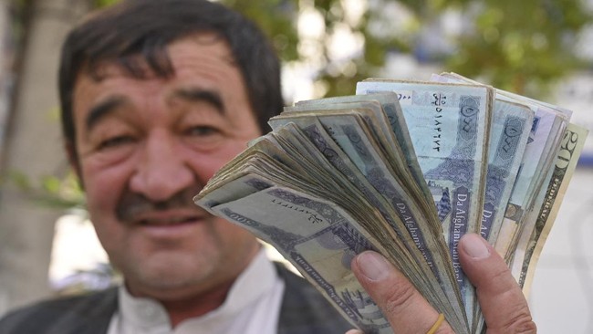 Pascaperebutan kekuasaan oleh Taliban, hampir dua pekan bank-bank di Afghanistan tutup sehingga masyarakat kesulitan uang tunai.