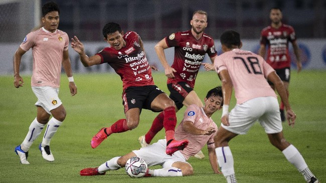 Sejumlah wasit yang dianggap membuat keputusan kontroversial di pekan pertama Liga 1 2021 belum mendapat sanksi tegas dari PSSI.