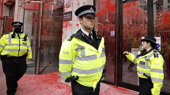 FOTO: London Dibuat Merah oleh Aksi Extinction Rebellion