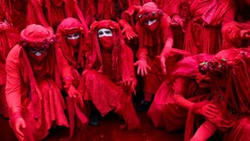 FOTO: London Dibuat Merah oleh Aksi Extinction Rebellion