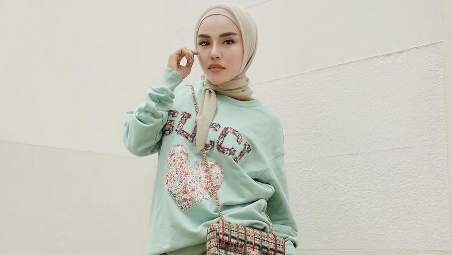 Gaya Glamor Medina Zein