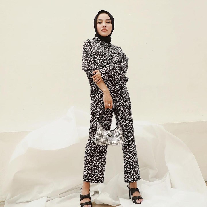 <p>Pengusaha sekaligus influencer Medina Zein kerap tampil fashionable dengan barang-barang branded nih, Bunda. Ia pun kerap membagikan potret cantiknya di laman Instagram-nya, lho. (Foto: Instagram: @medinazein)</p>
