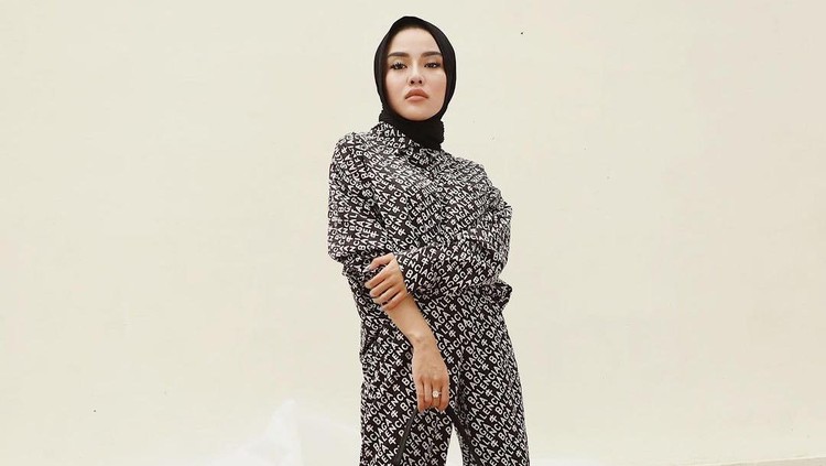 Gaya Glamor Medina Zein