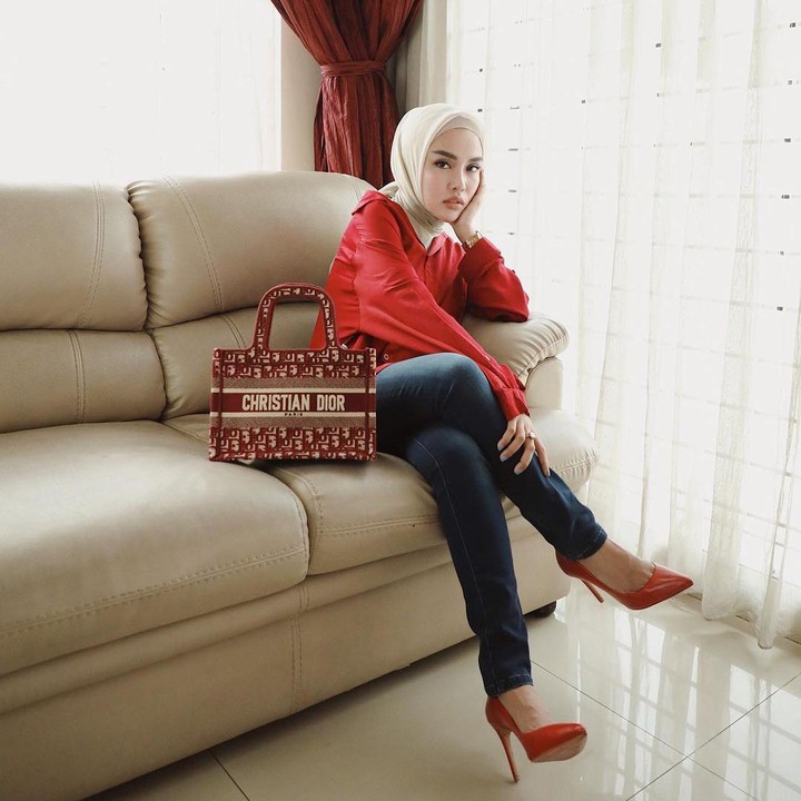 <p>Medina kerap menyesuaikan penggunaan tas dengan baju yang ia kenakan nih, Bunda. Misalnya saja tas Dior merah yang serasi dengan baju dan sepatunya ini. (Foto: Instagram: @medinazein)</p>
