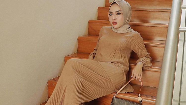 Gaya Glamor Medina Zein