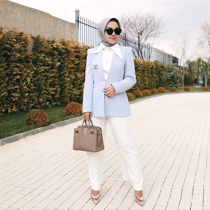 <p>Enggak hanya tampil feminim dan stylish, Medina juga kerap menampilkan gaya fashion formal nih, Bunda. Dengan balutan blazer biru muda dan pin Channel, tampilan Medina terlihat glamor banget, ya. (Foto: Instagram: @medinazein).</p>