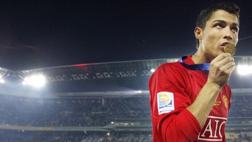 Cristiano Ronaldo of England's Manchester United kisses his medal after beating Ecuador's Liga Deportiva Universitaria Quito 1-0 in their final match to win the FIFA Club World Cup soccer tournament in Yokohama, Japan, Sunday, Dec. 21, 2008. (AP Photo/Junji Kurokawa)