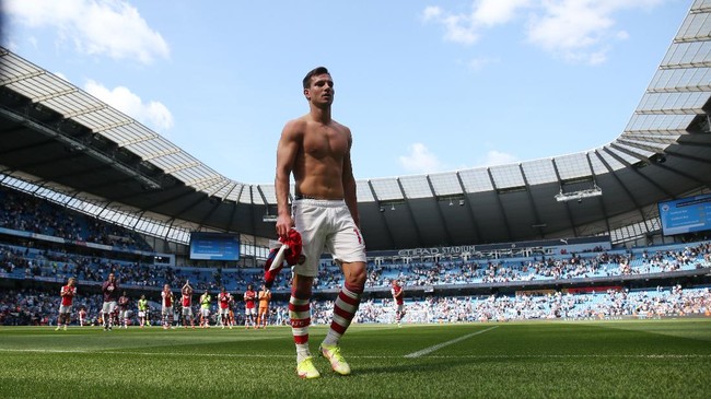 Suporter Arsenal melampiaskan kekecewaan mereka dengan ikut bersorak saat Manchester City mencetak gol keempat.