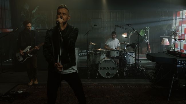 Dengan visual cenderung gelap, penampilan Keane dalam Mola Chill Fridays justru menghangatkan, seperti berada di bawah selimut tebal ketika di luar hujan.