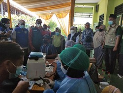 Maksimalkan PTM, Pemprov Jatim Gelar Vaksinasi Serentak SMA/SMK se-Jatim