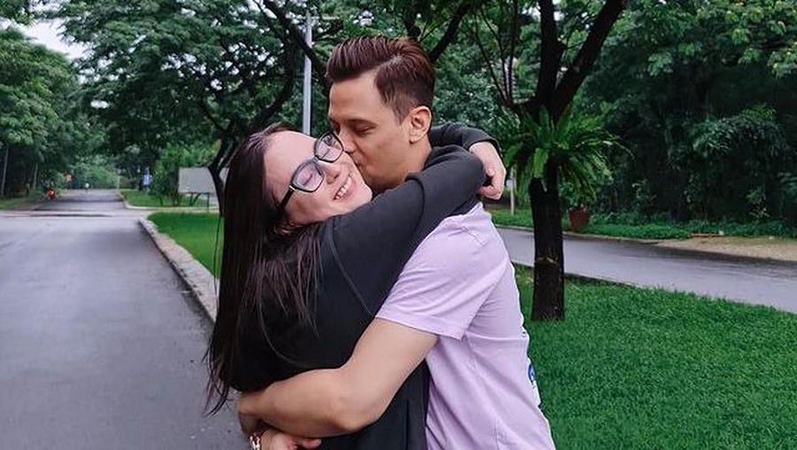 Pernikahan sempat jadi perbincangan karena isu tak sedap, Lucky Perdana dan Lidi Brugman tampil harmonis bikin baper. Yuk intip!