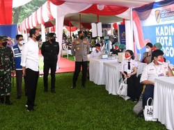  Tinjau Vaksinasi Siswa di Bogor, Jokowi Minta Lapor Gubernur Jika Kurang