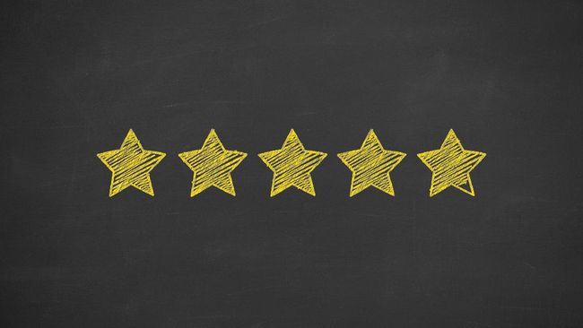 Terlepas dari bentuk komentar atau penilaian dari penikmat atau penonton suatu karya, penting kiranya mengenal lebih dulu soal kritik dan review.