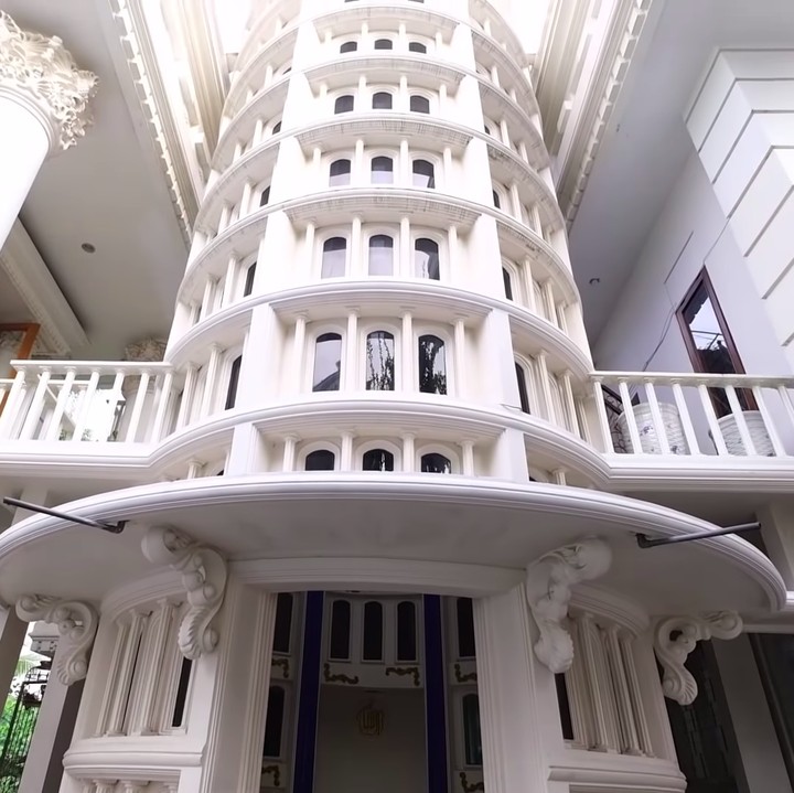 <p>Ade dan keluarga juga sangat mengutamakan nilai agama dalam memabngun rumah, Bunda. Ia dan sang Ayah pun membangun mushola menyerupai menara yang tinggi. (Foto: YouTube deHakims Story)</p>