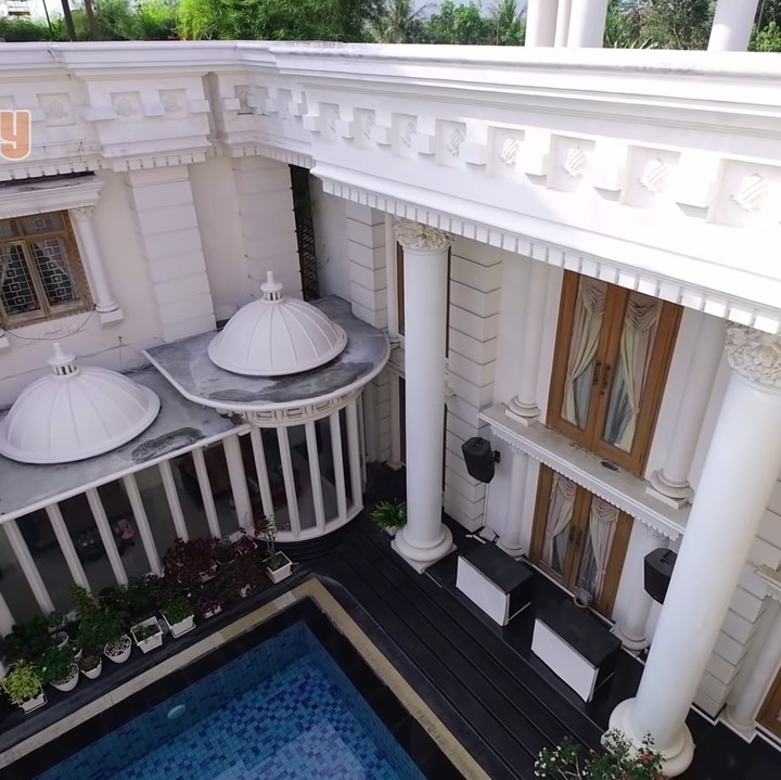 <p>Tak hanya itu, ternyata rumah Ade memiliki kamuflase nih, Bunda. Pada sebuah bangunan, terdapat banyak pintu yang ternyata tak bisa dibuka karena di baliknya adalah tembok. (Foto: YouTube deHakims Story)</p>