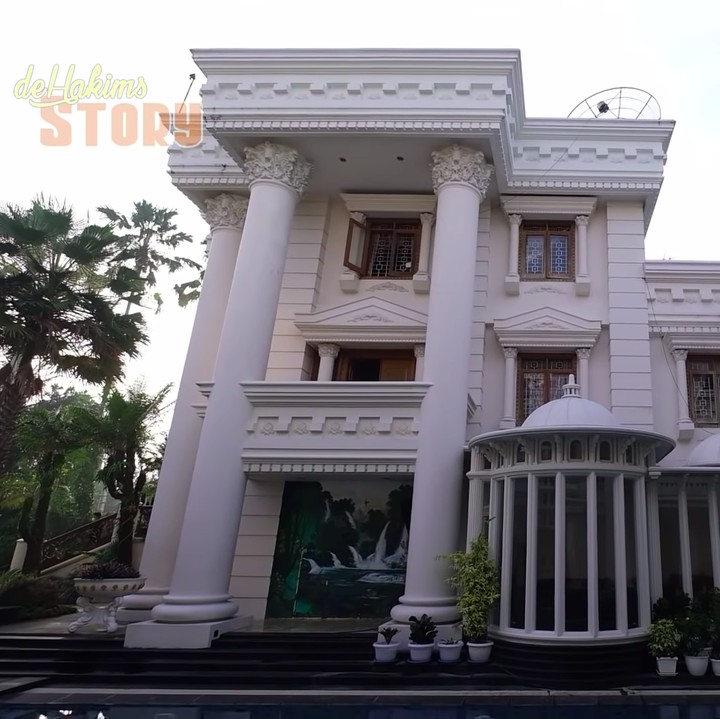 <p>Seorang crazy rich asal Trenggalek bernapa Ade baru saja memperlihatkan rumah mewahnya, Bunda. Ditemani artis Irfan Hakim, ia pun menceritakan konsep rumah ala Eropanya ini. (Foto: YouTube deHakims Story)</p>