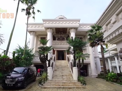 7 Potret Rumah Mewah Crazy Rich Trenggalek, Ada Mushola Setinggi Menara Bun
