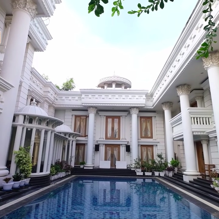 <p>Rumah mewah yang dibangun pada 2003 ini berdiri di atas lahan sekitar 1/4 hektar, Bunda. Karena dibangun secara bertahap, rumah Ade baru selesai dibangun pada tahun 2008. (Foto: YouTube deHakims Story)</p>