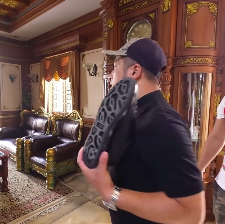 <p>Ruang tamu rumah Ade didominasi dengan warna cokelat dan elemen kayu, Bunda. Enggak hanya itu, kursi dan meja yang ada di dalamnya pun sangat mewah, lho. (Foto: YouTube deHakims Story)</p>