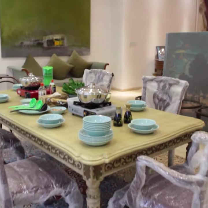 <p>Meja makan keluarga yang elegan, tetapi terlihat sederhana ini juga melengkapi ruang makan Olivia. Tidak hanya itu, meja makan ini juga sangat nyaman karena memiliki <em>view </em>langsung ke kolam renang. (Foto: YouTube Oz Production)</p>