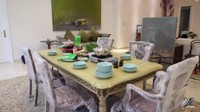 <p>Meja makan keluarga yang elegan, tetapi terlihat sederhana ini juga melengkapi ruang makan Olivia. Tidak hanya itu, meja makan ini juga sangat nyaman karena memiliki <em>view </em>langsung ke kolam renang. (Foto: YouTube Oz Production)</p>