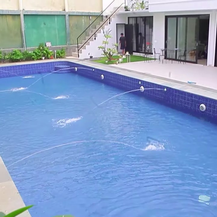 <p>Kolam renang yang cukup panjang ini sering digunakan Olivia berenang bersama anak-anaknya. Ini adalah spot favoritnya untuk berfoto, Olivia juga kerap membagikan beberapa potretnya di pinggir kolam renang. (Foto: YouTube Oz Production)</p>