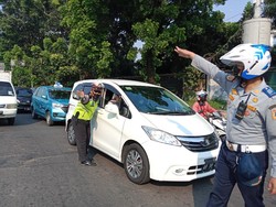 Sempat Dihadang, Mobil Pelat Ganjil Ini Akhirnya Lolos Gage Jalan Rasuna Said